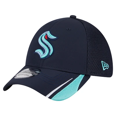 Casquette 39THIRTY Flex linéaire bleu marine Seattle Kraken de New Era pour homme