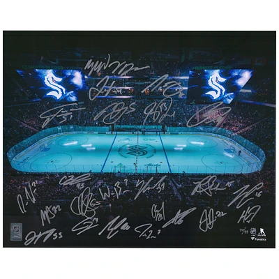 Photographie autographiée de 16" x 20" de la soirée d'ouverture de la patinoire du Seattle Kraken avec plusieurs signatures - Édition limitée à 99 exemplaires