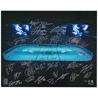 Photographie autographiée de 16" x 20" de la soirée d'ouverture de la patinoire du Seattle Kraken avec plusieurs signatures - Édition limitée à 99 exemplaires