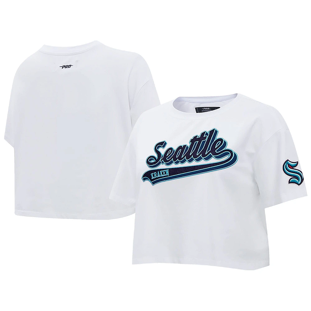 T-shirt court Pro Standard blanc Seattle Kraken Boxy Script Tail pour femmes