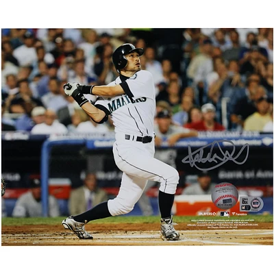 Photographie autographiée de 8" x 10" de Ichiro Suzuki avec un swing blanc des Seattle Mariners