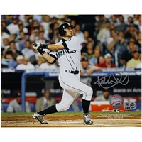 Photographie autographiée de 8" x 10" de Ichiro Suzuki avec un swing blanc des Seattle Mariners