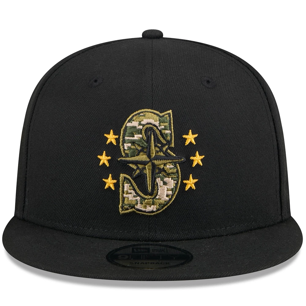 Casquette Snapback 9FIFTY pour la Journée des Forces armées 2024 New Era noire des Seattle Mariners pour hommes