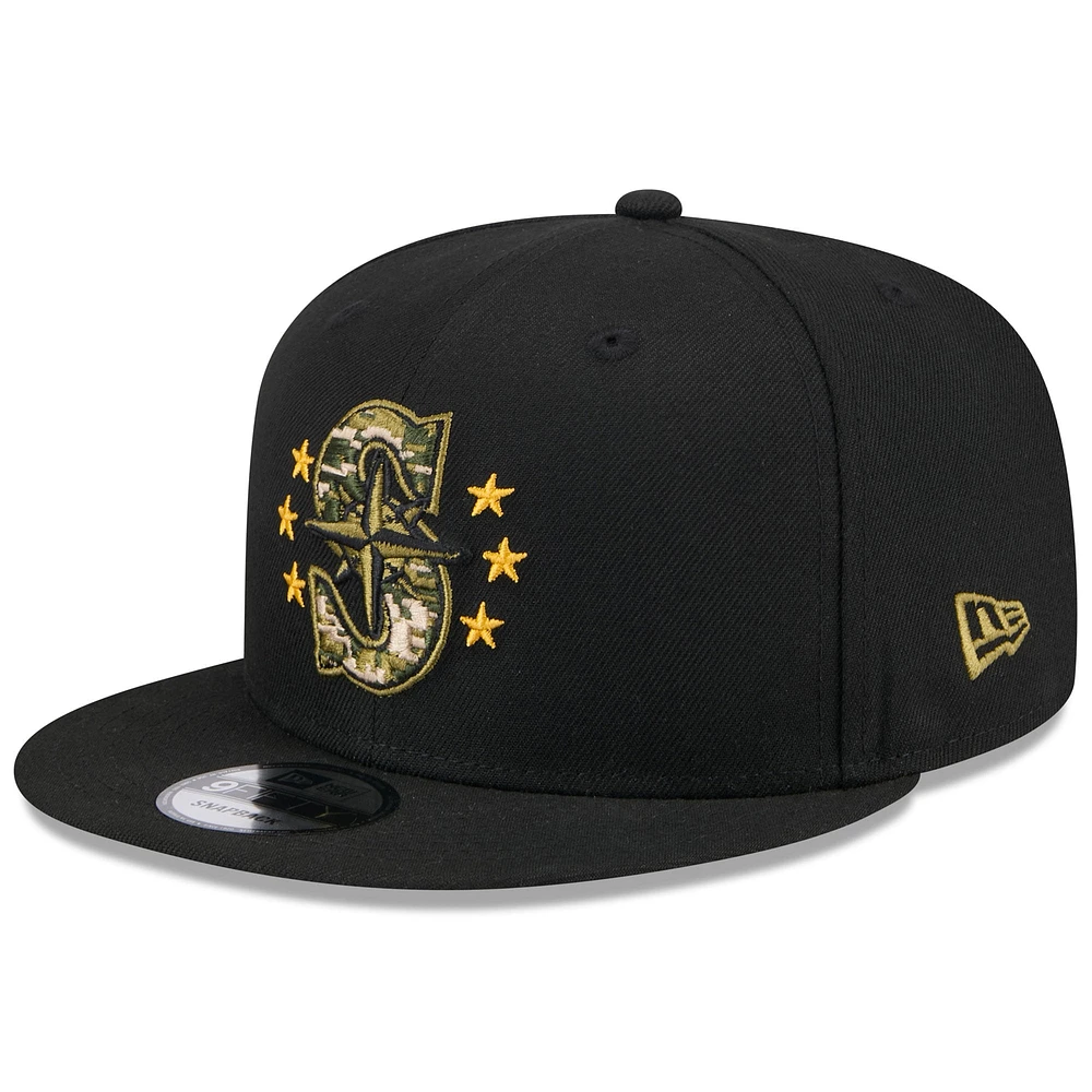 Casquette Snapback 9FIFTY pour la Journée des Forces armées 2024 New Era noire des Seattle Mariners pour hommes