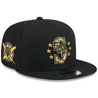 Casquette Snapback 9FIFTY pour la Journée des Forces armées 2024 New Era noire des Seattle Mariners pour hommes