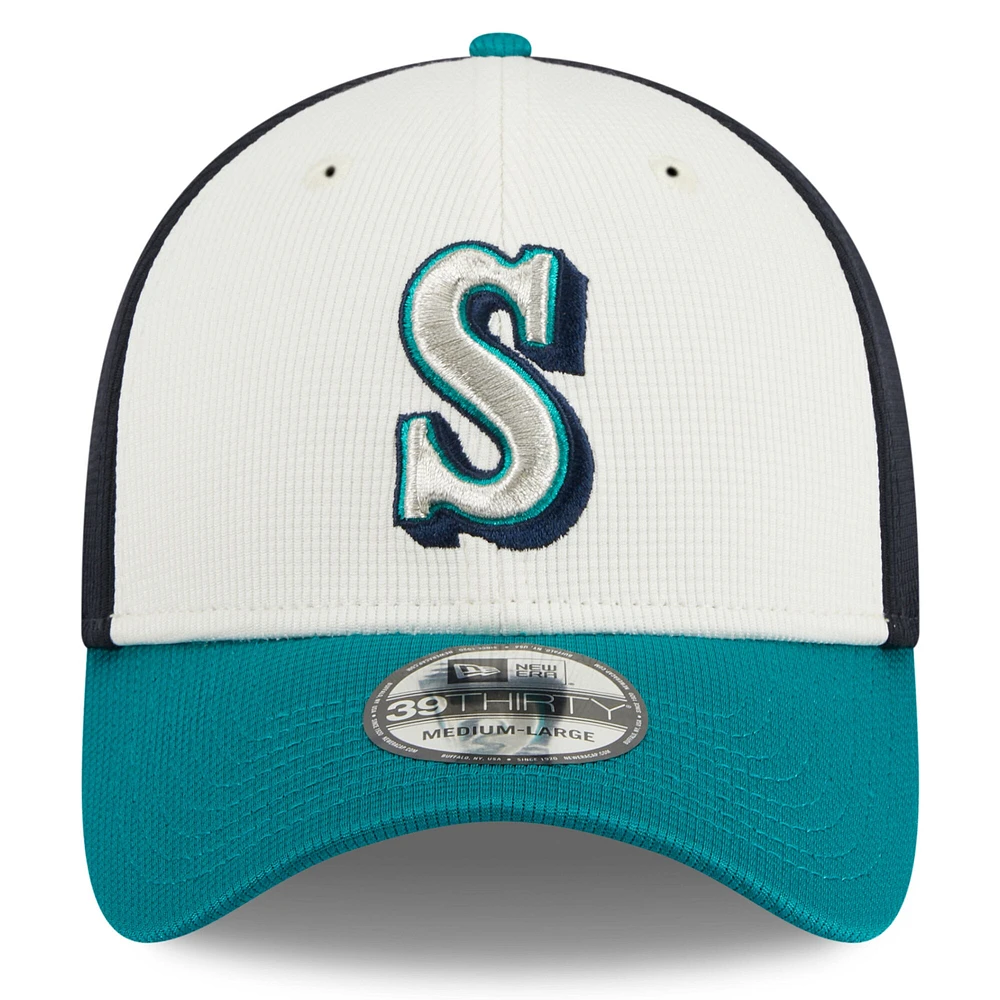 Casquette flexible 39THIRTY d'entraînement au bâton des Seattle Mariners 2024 New Era pour hommes, crème