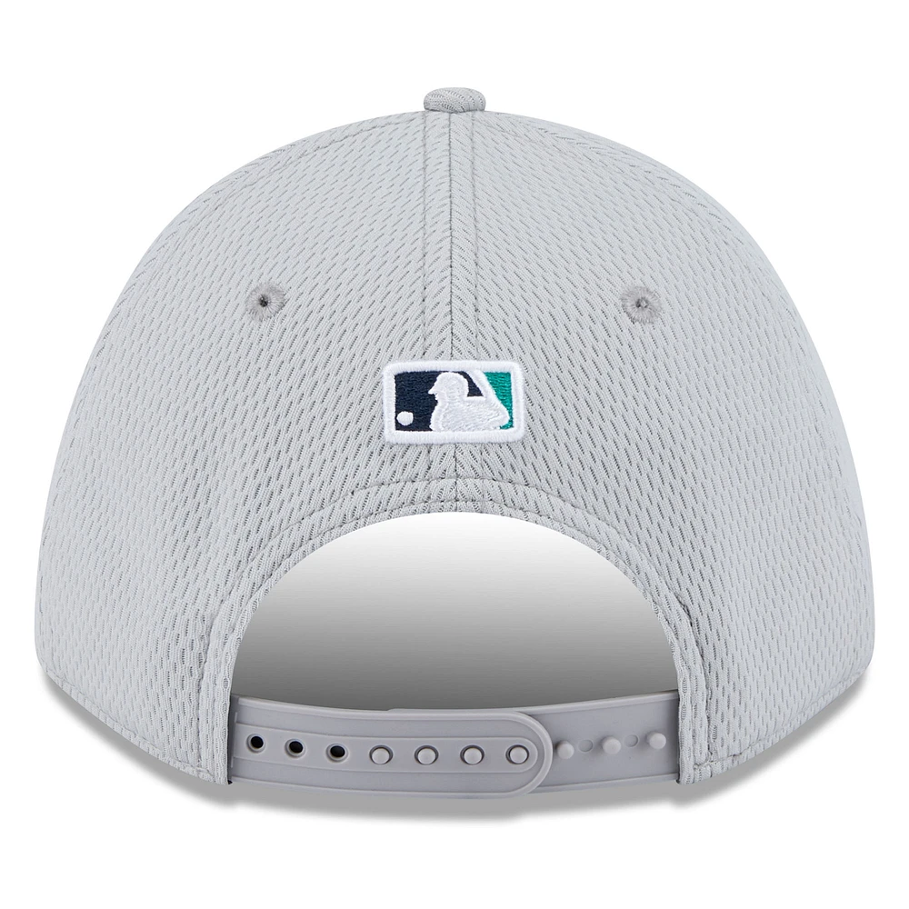 Casquette ajustable MLB Clubhouse 9FORTY M-Crown 2025 des Mariners de Seattle de New Era pour homme, gris