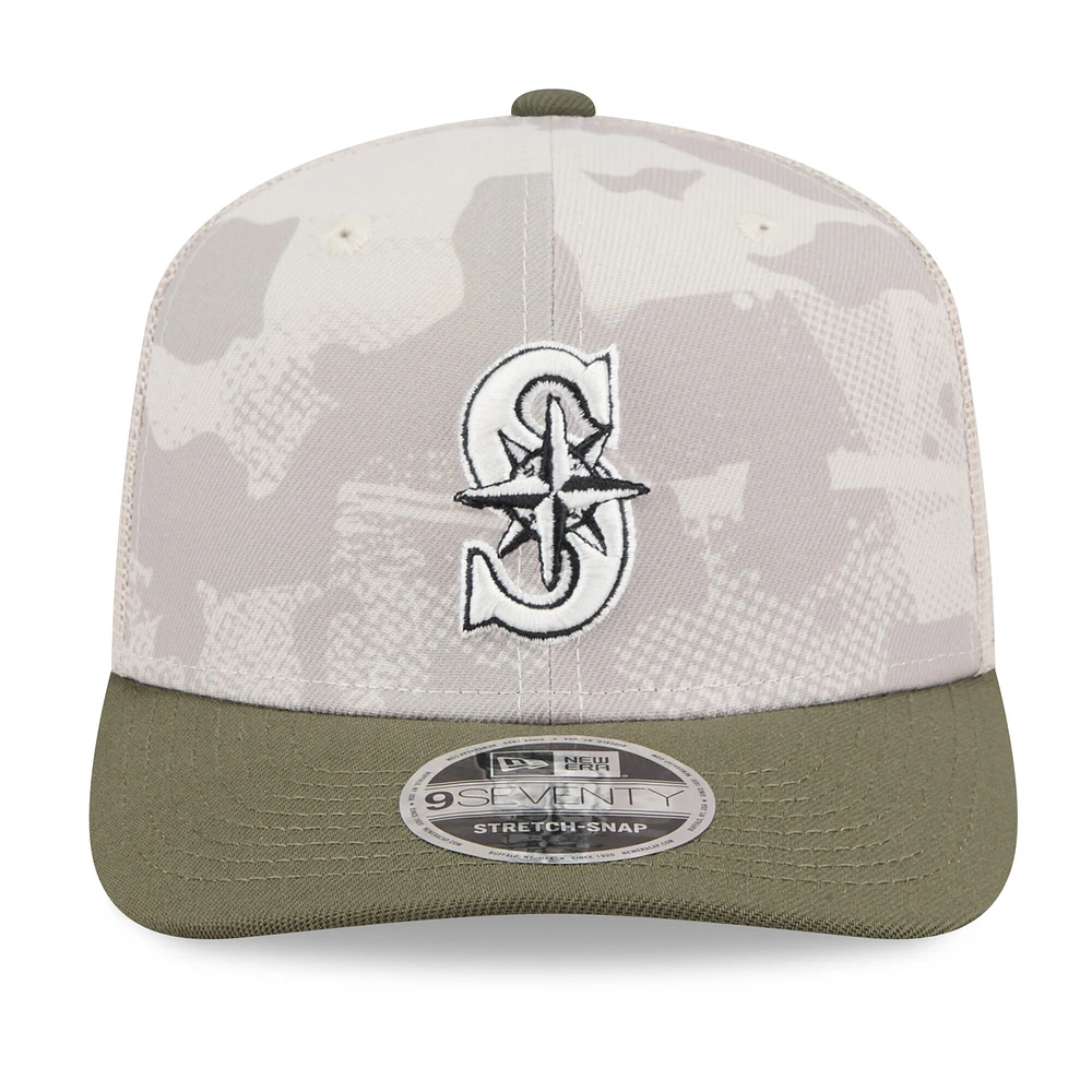 Casquette extensible à boutons-pression 9SEVENTY pour homme, beige clair/olive, des Mariners de Seattle 2025, Journée des forces armées New Era