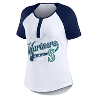 WEAR by Erin Andrews T-shirt ajusté Henley Raglan des Seattle Mariners, blanc/bleu marine, pour femmes