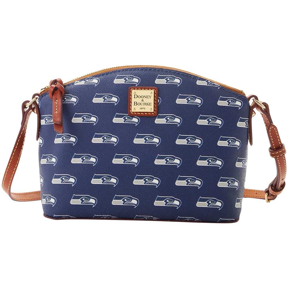 Dooney & Bourke Seattle Seahawks Signature Suki Crossbody avec poignet moyen