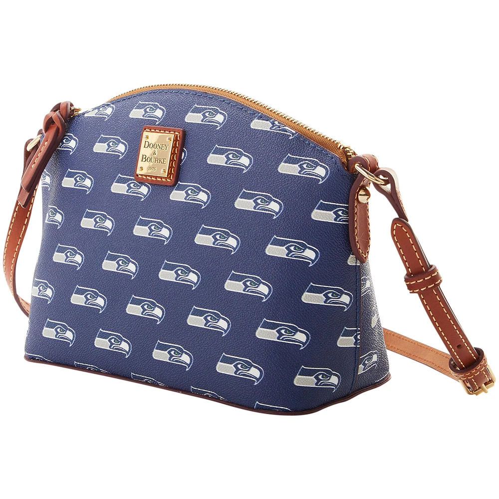 Dooney & Bourke Seattle Seahawks Signature Suki Crossbody avec poignet moyen