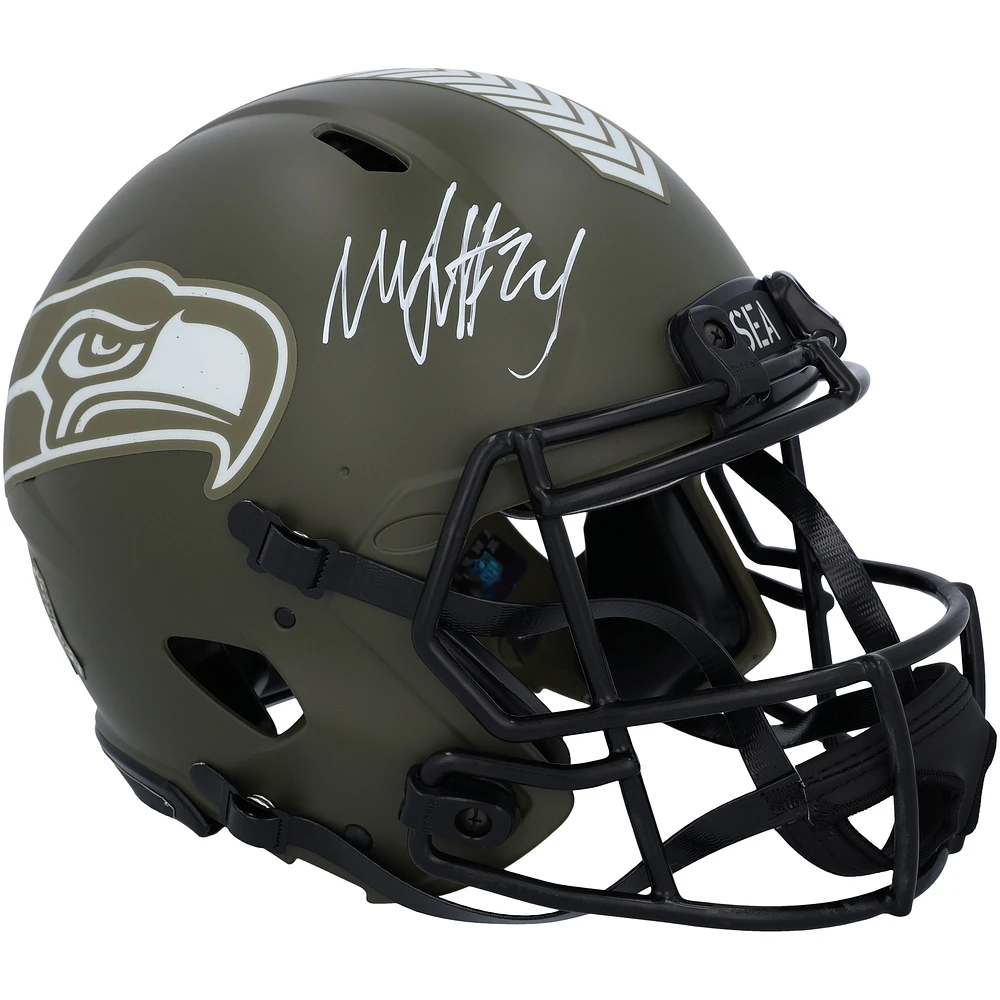 Casque authentique Riddell Salute To Service Speed 2022 autographié par Marshawn Lynch des Seattle Seahawks
