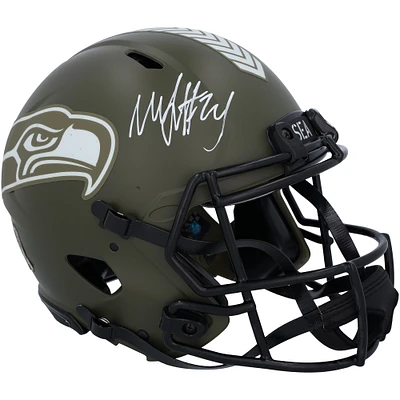 Casque authentique Riddell Salute To Service Speed ​​2022 autographié par Marshawn Lynch des Seattle Seahawks
