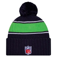 Bonnet en tricot à revers avec pompon pour homme New Era College Navy Seattle Seahawks 2024 Sideline Sport