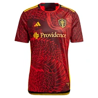 Maillot de joueur réplique adidas Joao Paulo Seattle Sounders FC 2024 The Bruce Lee Kit pour homme rouge