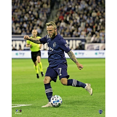 Photographie non signée de Johnny Russell en train dribbler avec le Sporting Kansas City