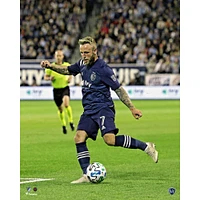 Photographie non signée de Johnny Russell en train dribbler avec le Sporting Kansas City