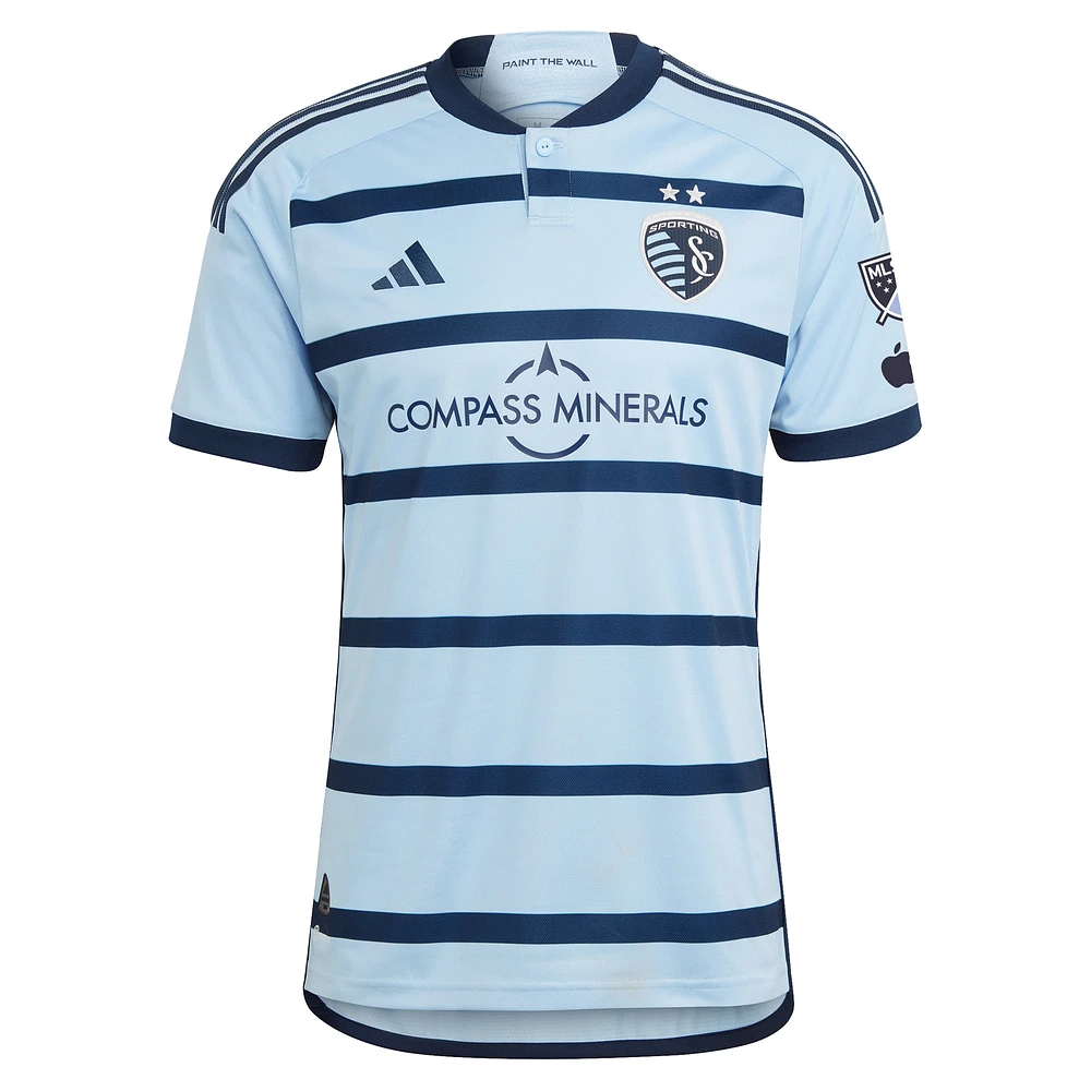 Maillot de joueur authentique adidas Daniel Salloi Sporting Kansas City 2024 Hoops 4.0 pour homme, bleu clair