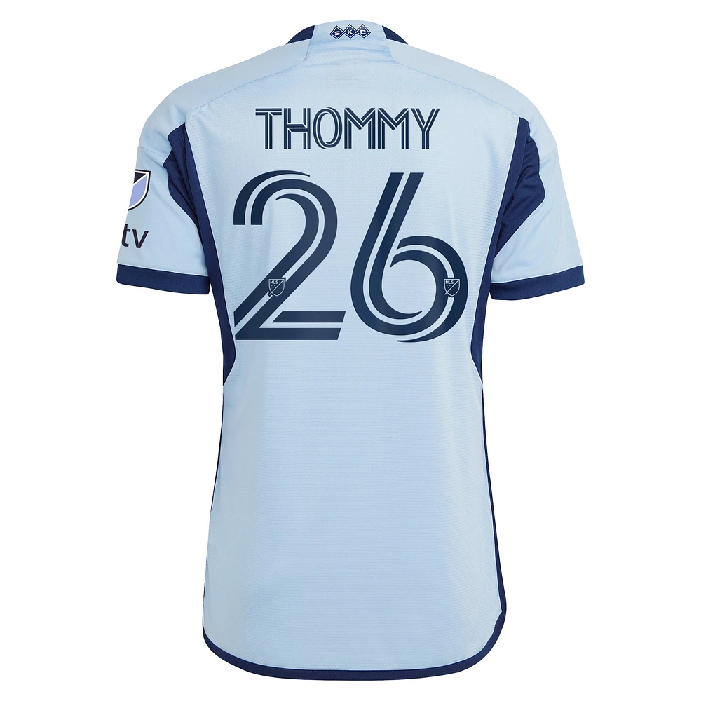 Maillot de joueur authentique Erik Thommy Adidas Sporting Kansas City 2024 Hoops 4.0 bleu clair pour homme