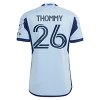 Maillot de joueur authentique Erik Thommy Adidas Sporting Kansas City 2024 Hoops 4.0 bleu clair pour homme