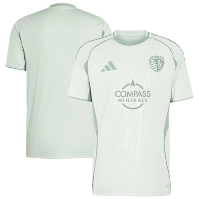 Haut d'avant-match adidas vert clair Sporting Kansas City 2025 One Planet pour homme
