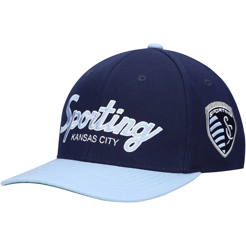 Mitchell & Ness pour homme Bleu marine Sporting Kansas City Team Script 2.0 Stretch Snapback Hat