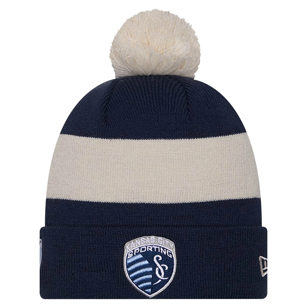 Bonnet en tricot à revers avec pompon New Era pour homme, bleu marine, Sporting Kansas City 2024 Kick Off Collection