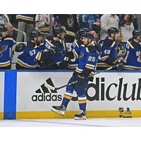 Jordan Kyrou, joueur non signé des Blues de St. Louis, félicité par ses coéquipiers après avoir marqué un but lors du quatrième match premier tour séries éliminatoires la Coupe Stanley 2022