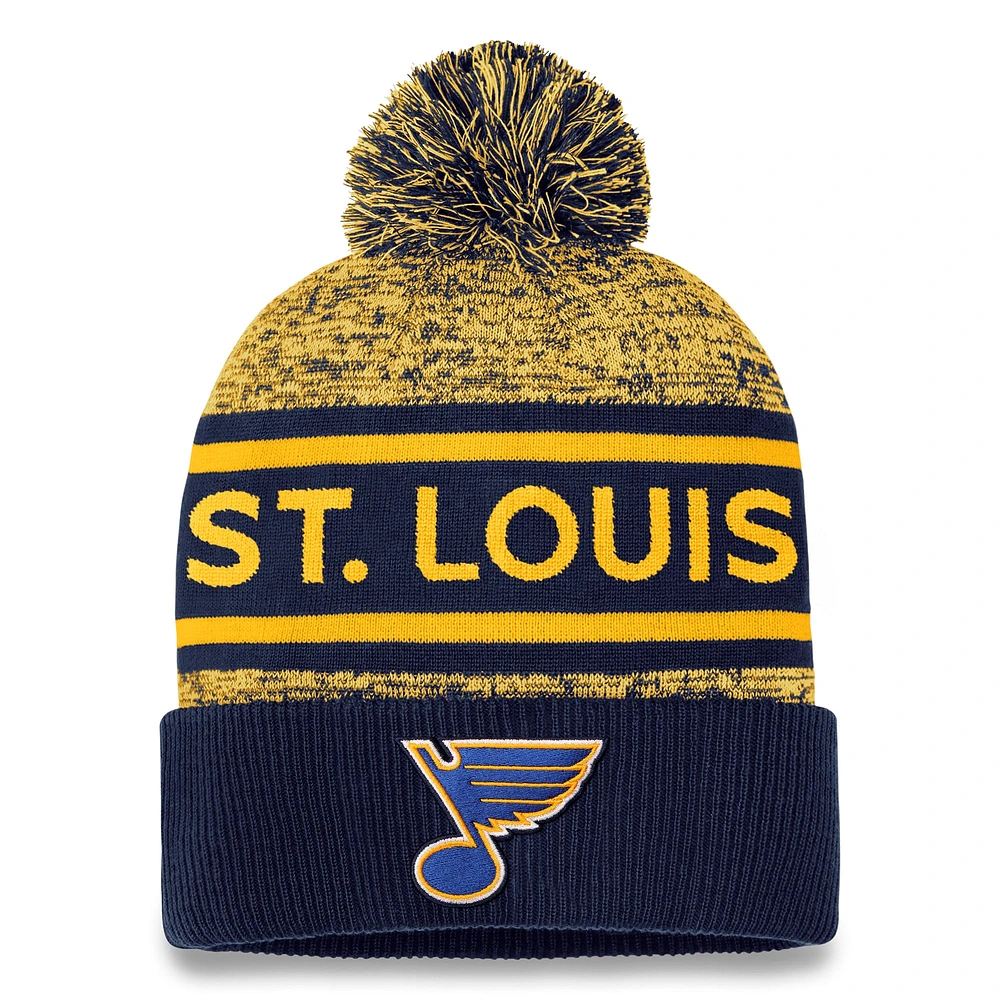 Bonnet en tricot à revers authentique Pro St. Louis Blues Fanatics pour hommes bleu marine/or avec pompon