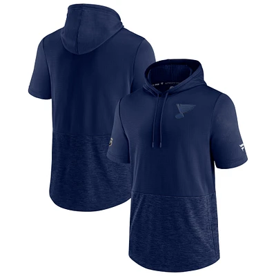 Sweat à capuche manches courtes Authentic Pro Travel and Training pour homme des Blues de Saint-Louis bleu marine