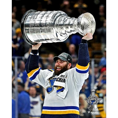 Patrick Maroon St. Louis Blues Photographie non signée de la Coupe Stanley 2019 Champions Raising Cup