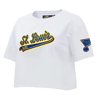 T-shirt court Pro Standard blanc St. Louis Blues Boxy Script Tail pour femmes