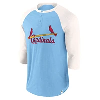 T-shirt Henley à manches 3/4 Fanatics pour hommes, bleu clair/crème, victoire historique des Cardinals de St. Louis