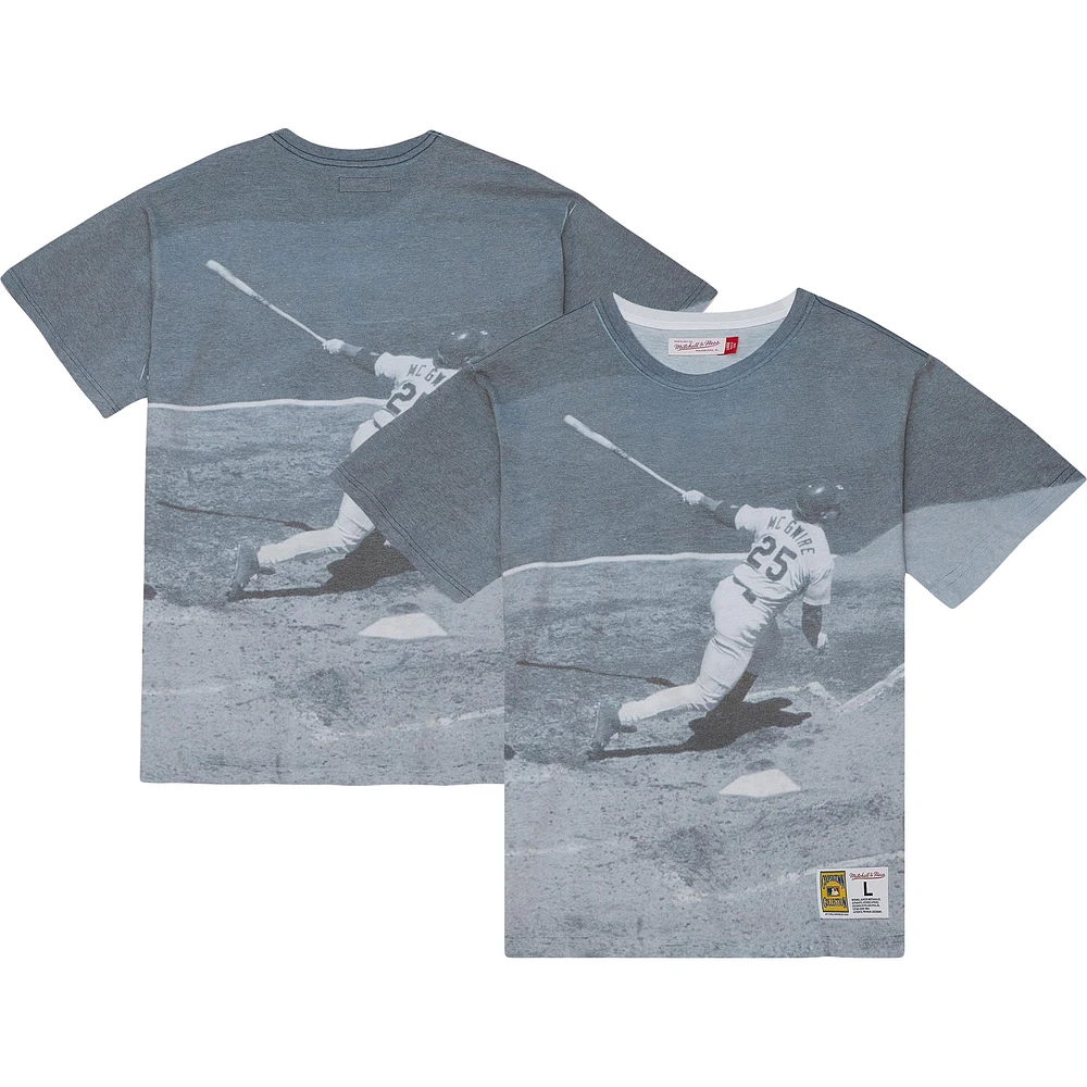 Mitchell & Ness Mark McGwire St. Louis Cardinals Cooperstown Collection Highlight T-shirt graphique de joueur sublimé pour hommes