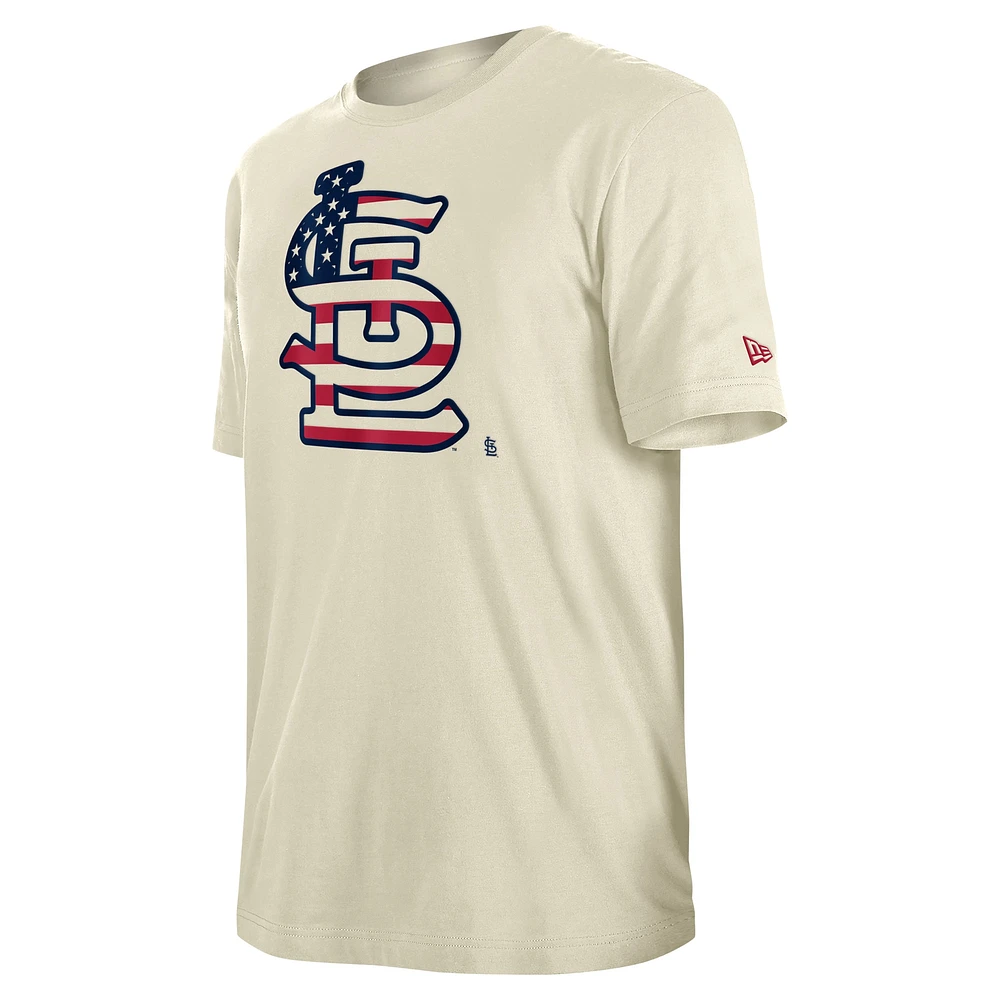 T-shirt crème avec drapeau Americana New Era pour hommes des St. Louis Cardinals