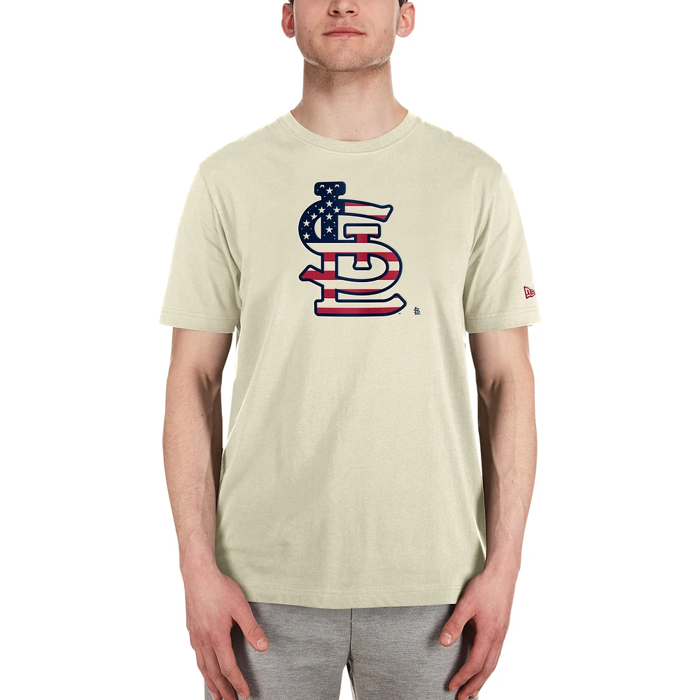 T-shirt crème avec drapeau Americana New Era pour hommes des St. Louis Cardinals