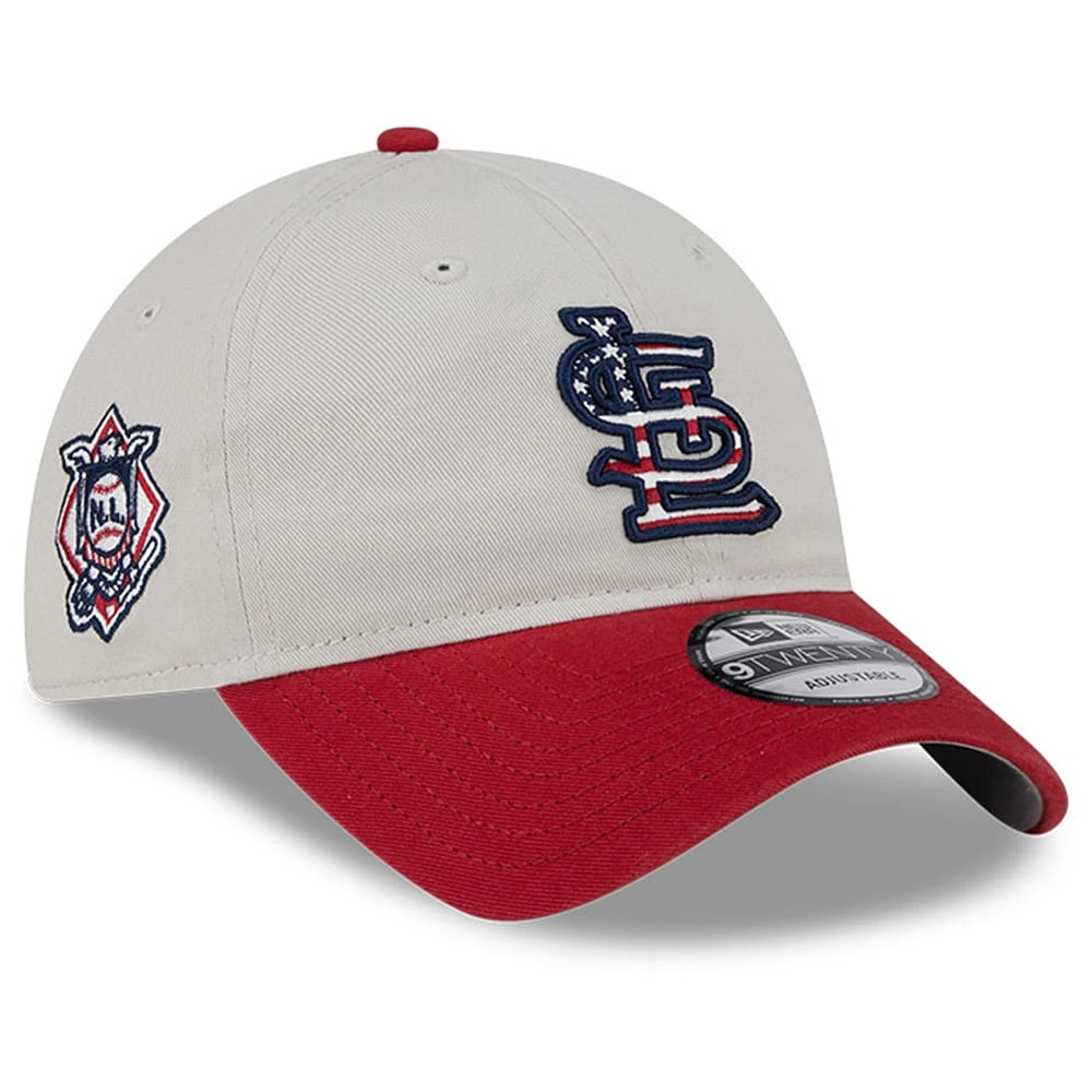 Casquette réglable New Era kaki/rouge St. Louis Cardinals 2024 4 juillet 9TWENTY pour hommes