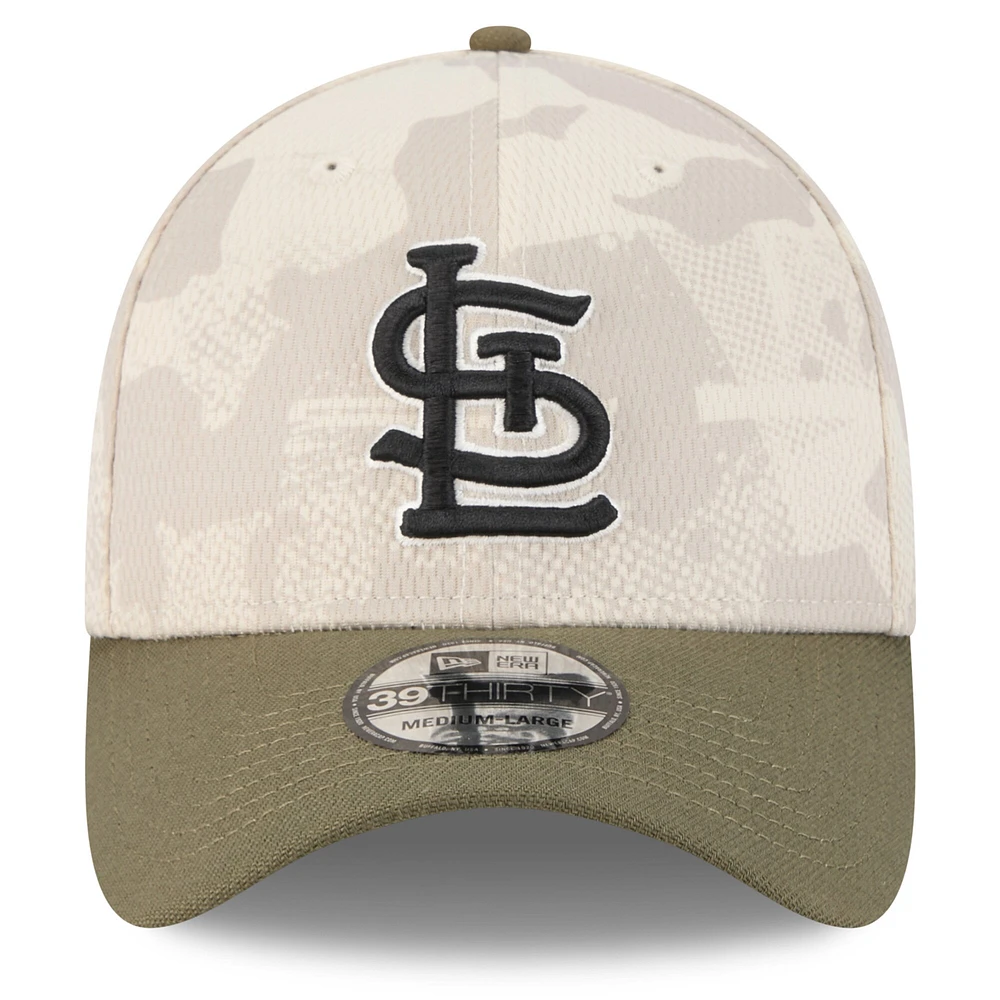 Casquette 39THIRTY Flex pour homme, beige clair/olive, St. Louis Cardinals 2025, Armed Forces Day, New Era
