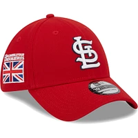 Casquette Flex 39THIRTY pour homme New Era Red St. Louis Cardinals 2023 MLB World Tour: London Series Flag