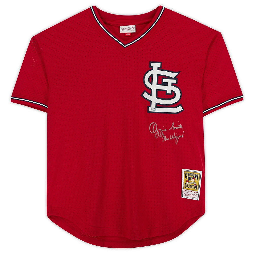 Maillot d'entraînement au bâton rouge autographié par Ozzie Smith des Cardinals de St. Louis avec l'inscription « The Wizard » de Mitchell & Ness - Signé en argent sur le devant