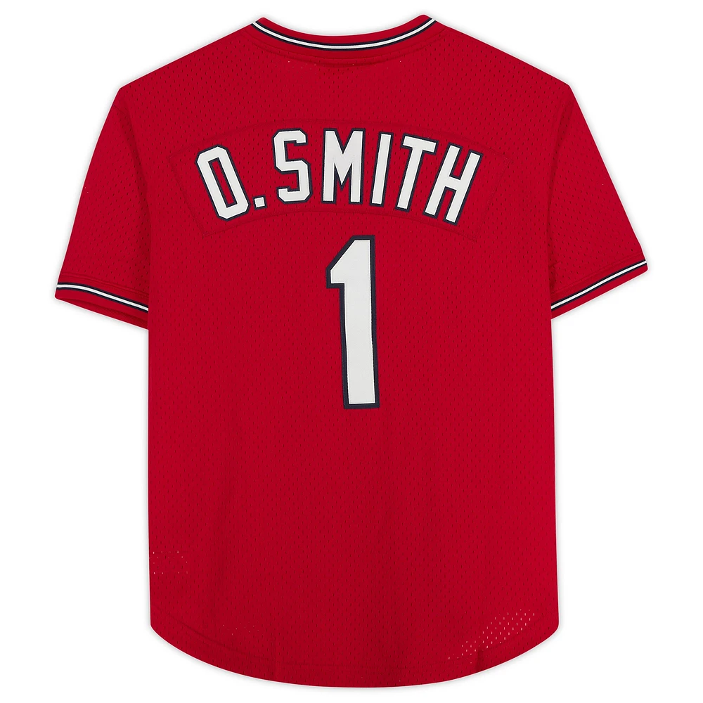 Maillot d'entraînement au bâton rouge autographié par Ozzie Smith des Cardinals de St. Louis avec l'inscription « The Wizard » de Mitchell & Ness - Signé en argent sur le devant