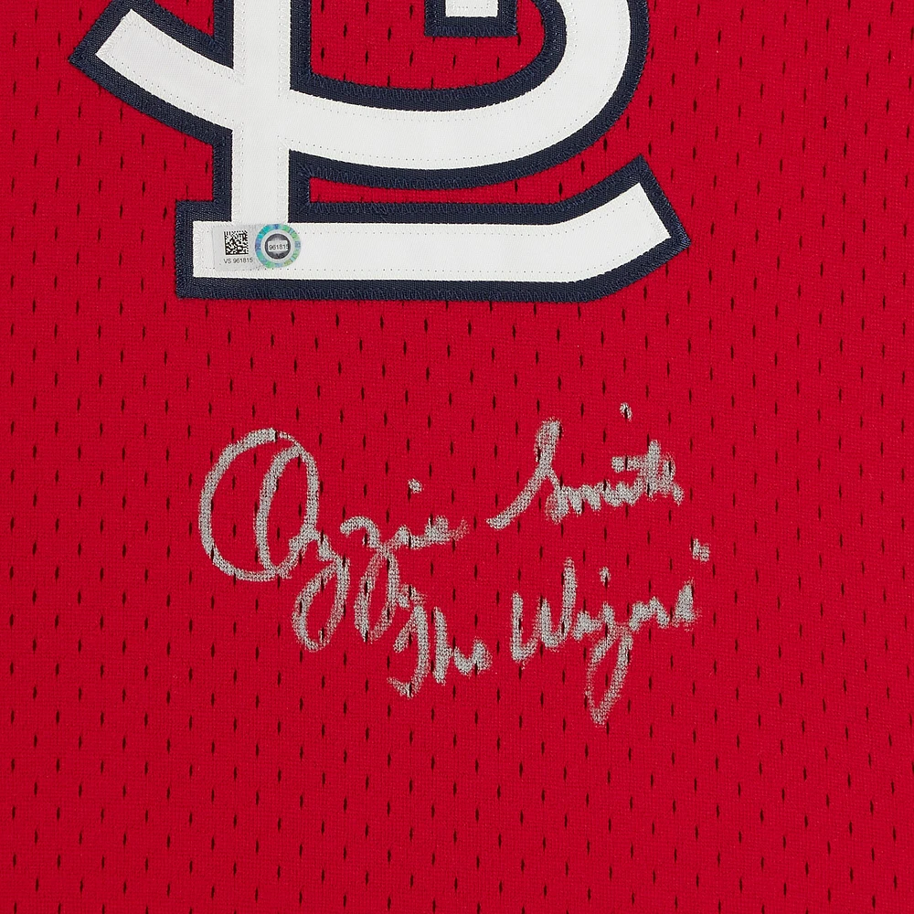 Maillot d'entraînement au bâton rouge autographié par Ozzie Smith des Cardinals de St. Louis avec l'inscription « The Wizard » de Mitchell & Ness - Signé en argent sur le devant