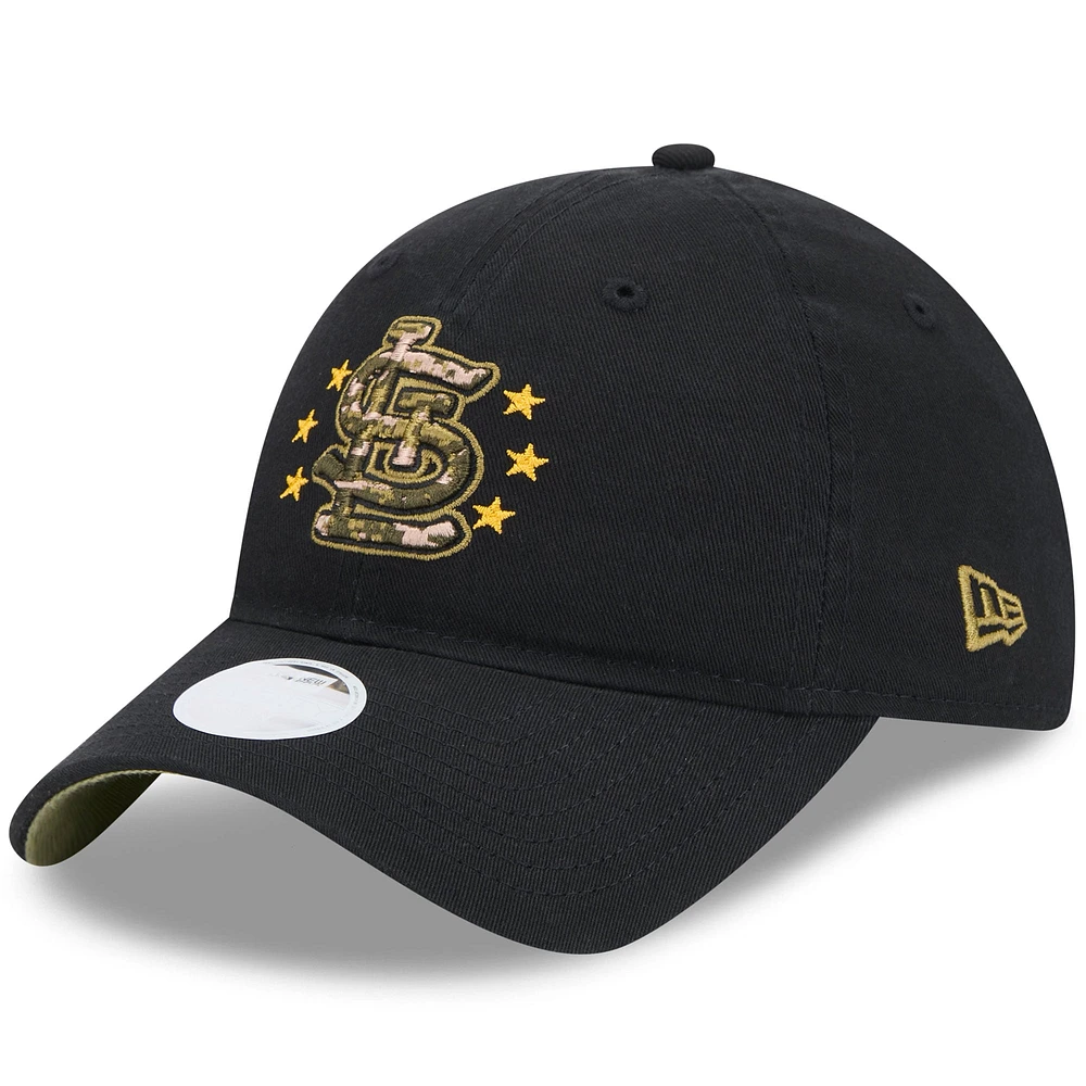 Casquette réglable 9TWENTY pour la Journée des Forces armées 2024 New Era noire des Cardinals de Saint-Louis pour femme