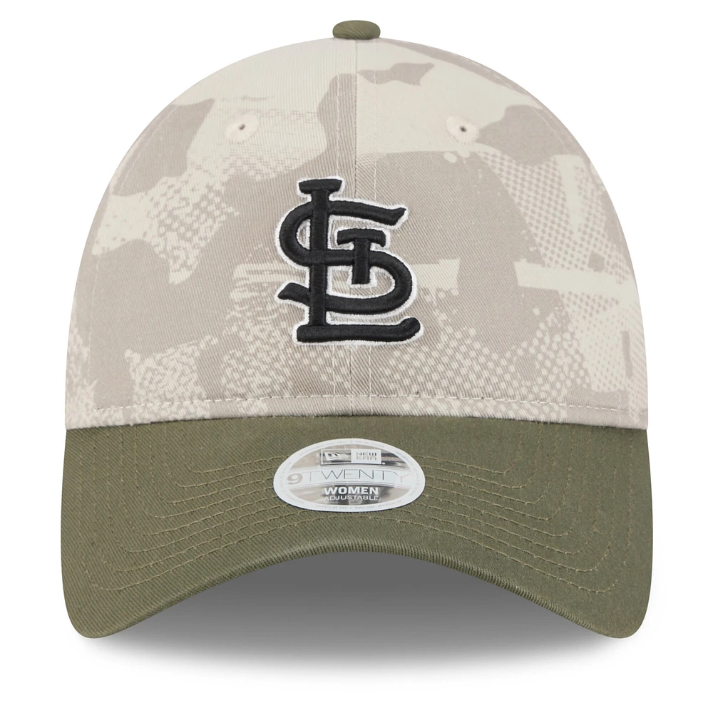 Casquette ajustable 9TWENTY pour femme, beige clair/olive, motif St. Louis Cardinals 2025 Armed Forces Day, New Era