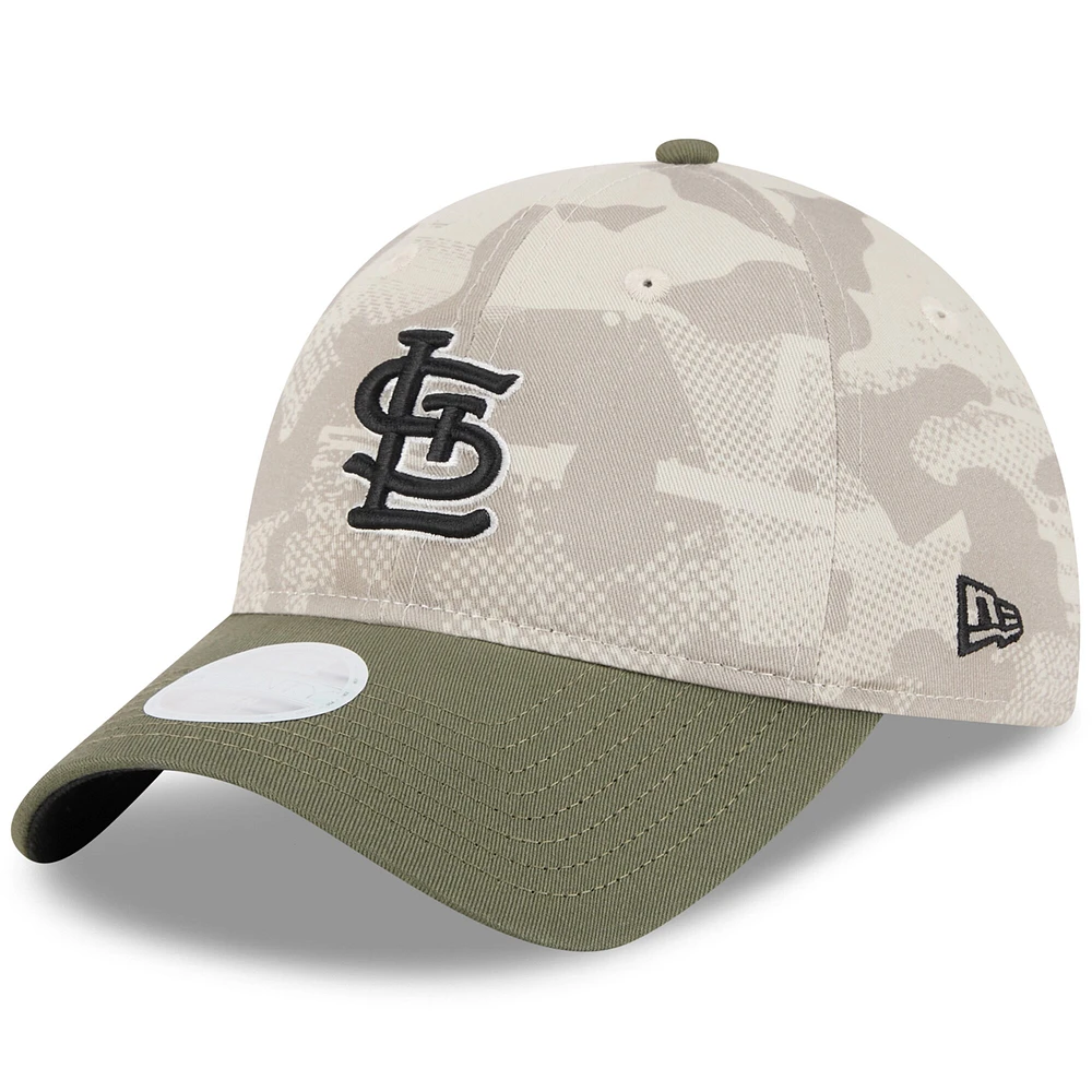 Casquette ajustable 9TWENTY pour femme, beige clair/olive, motif St. Louis Cardinals 2025 Armed Forces Day, New Era