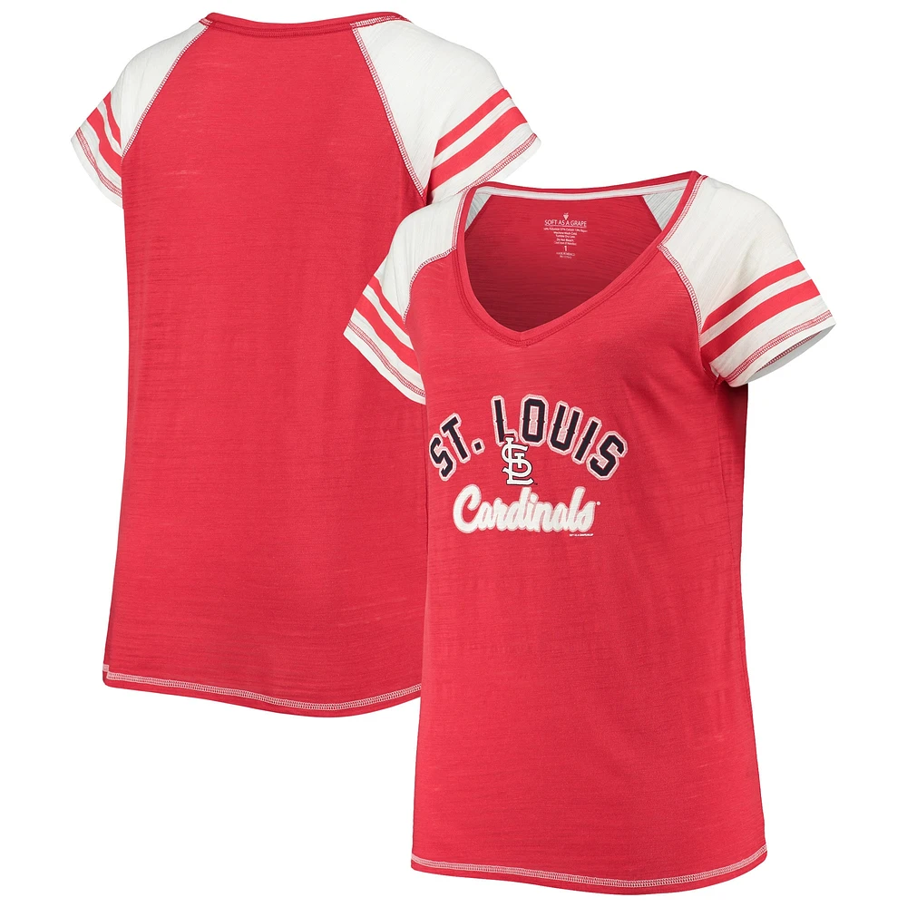 T-shirt à col en V tri-mélange raglan blocs de couleurs courbés pour femmes doux comme un raisin rouge St. Louis Cardinals