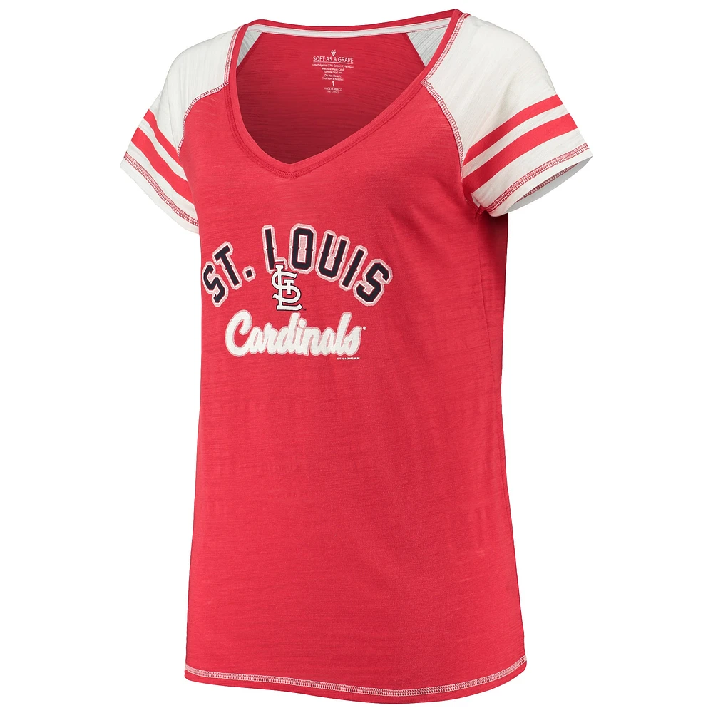 T-shirt à col en V tri-mélange raglan blocs de couleurs courbés pour femmes doux comme un raisin rouge St. Louis Cardinals