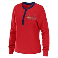 WEAR by Erin Andrews T-shirt à manches longues rouge St. Louis Cardinals Waffle Henley pour femmes