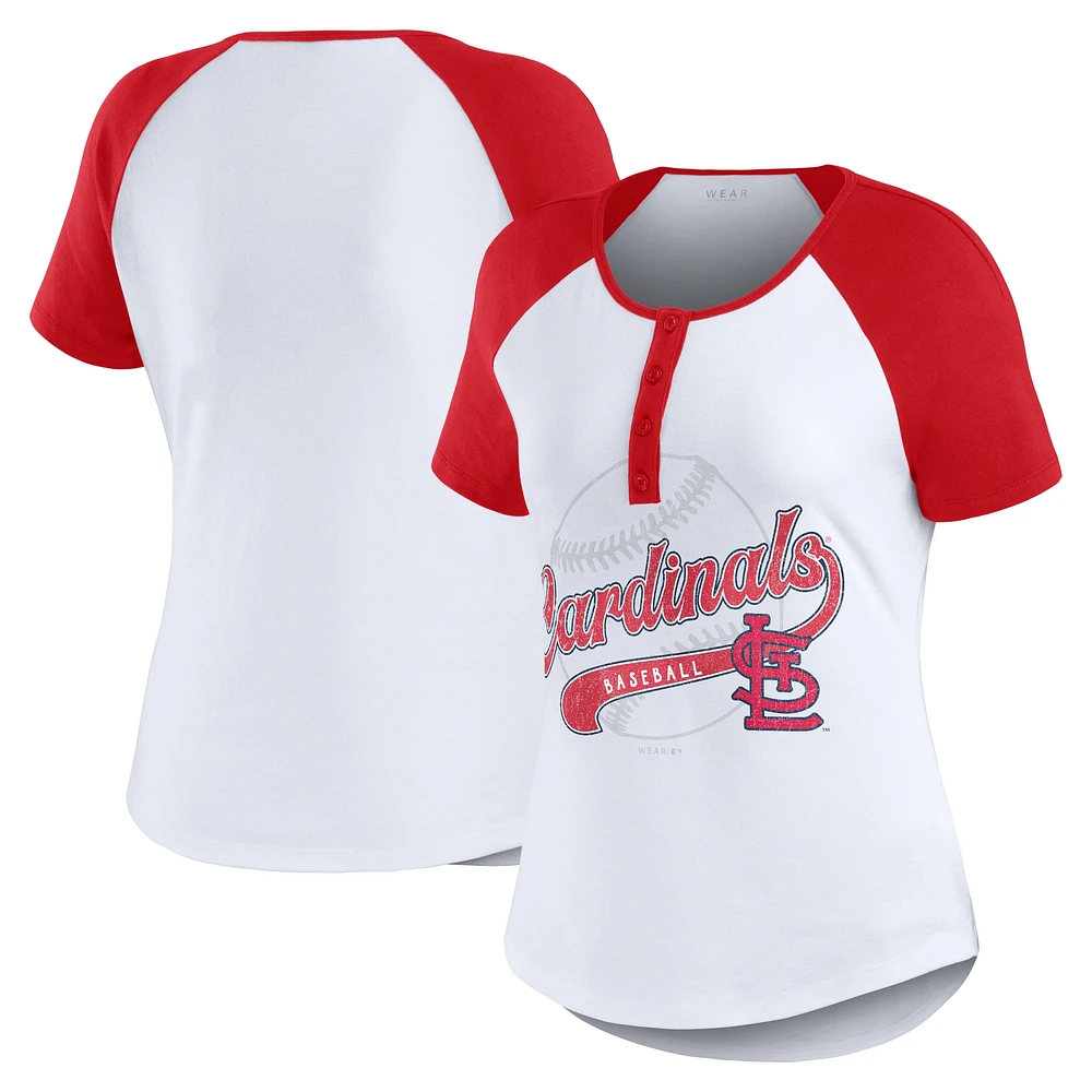 WEAR by Erin Andrews T-shirt ajusté Henley Raglan blanc/rouge des Cardinals de St. Louis pour femmes