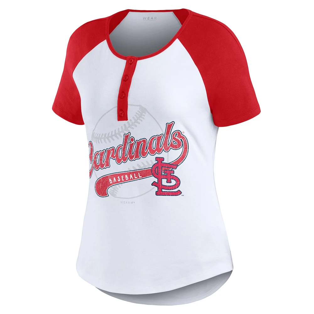 WEAR by Erin Andrews T-shirt ajusté Henley Raglan blanc/rouge des Cardinals de St. Louis pour femmes